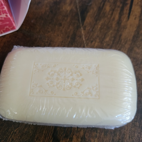 Punch Studio Red and Gold Eiffel Tower Bath Accessory - Picture 5 of 6